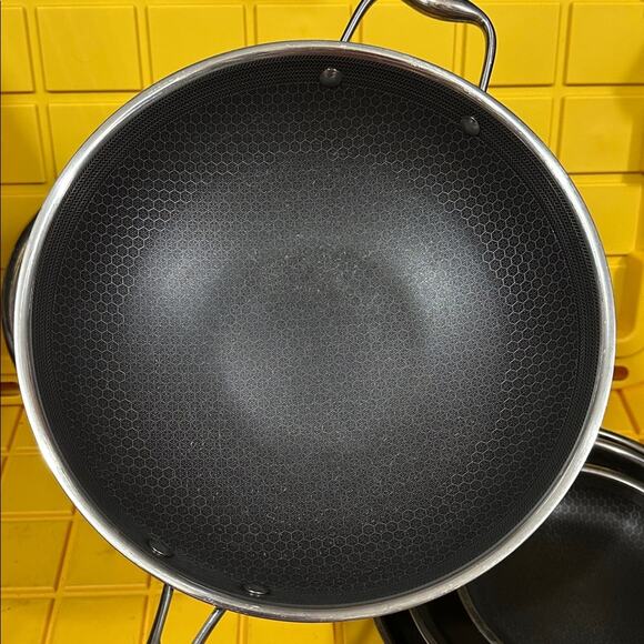 HEXCLAD 6 Piece Nonstick Stainless Steel Frying Pan Set 8”, 10” 12” and Wok $600 - Picture 2 of 12